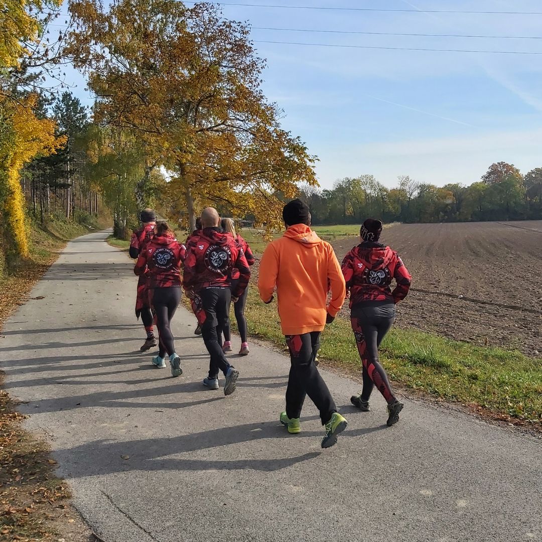 Ein Team beim Alphalauf - neben körperlicher bewegung und Kraft Training sind sie hier im Mental Training von Volker Ehmann zu sehen